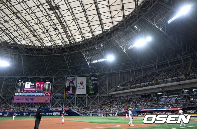 [OSEN=고척, 이대선 기자] 6일 오후 서울 고척스카이돔에서 2025 신한 SOL Bank KBO리그 키움 히어로즈와 KIA 타이거즈의 경기가 열렸다.키움은 조영건, 롯데는 김도현을 선발 투수로 내세웠다.관중석을 가득 메운 팬들이 열띤 응원을 하고 있다. 2025.05.06 /sunday@osen.co.kr