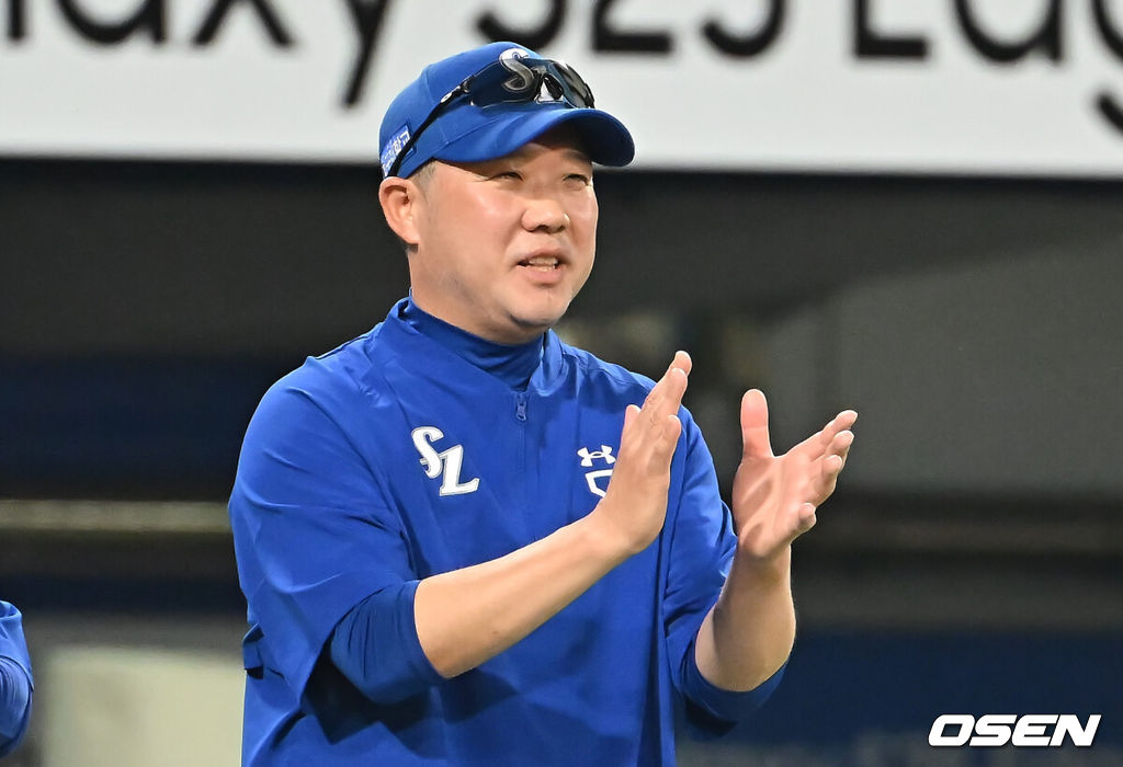 4일 대구삼성라이온즈파크에서 2025 신한 SOL 뱅크 KBO 리그 삼성 라이온즈와 LG 트윈스의 경기가 열렸다. 홈팀 삼성은 이승현이, 방문팀 LG는 송승기가 선발 출전했다. 삼성 라이온즈 박진만 감독이 LG 트윈스에 4-1로 승리한 후 축하 박수를 치고 있다. 2025.07.04 / foto0307@osen.co.kr