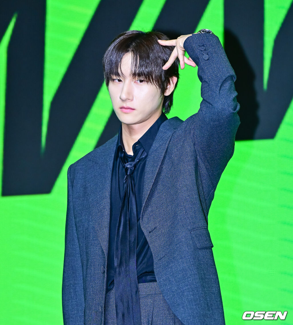 16일 오후 서울 영등포구 여의도 콘래드 서울 그랜드볼룸에서 몬스타엑스 데뷔 10주년 공연 '2025 몬스타엑스 커넥트 엑스' 개최 기념 기자간담회가 열렸다.2015년 미니 1집 'TRESPASS'로 가요계에 출사표를 던진 몬스타엑스는 지난 5월 14일 데뷔 10주년을 맞이했다. 10주년 당일 완전체 디지털 앨범 'NOW PROJECT vol.1'을 발매하고, 무료 팝업 전시 '모놀로그(MONOLOGUE)'를 개최하며 팬들에게 감사의 마음을 전한 몬스타엑스는 오는 18일부터 20일 펼쳐지는 완전체 공연을 통해 팬들과 또 한 번 뜻깊은 시간을 가질 예정이다.몬스타엑스 아이엠이 포토타임을 하고 있다. 2025.07.16 / jpnews@osen.co.kr
