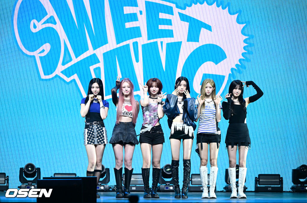 그룹 ifeye(이프아이-카시아, 라희, 원화연, 사샤, 태린, 미유)가 16일 오후 서울 한남동 블루스퀘어 SOL 트래블홀에서 미니 2집 물결 ‘낭’ Pt.2 ‘sweet tang(스윗탱)’을 발매 쇼케이스를 가졌다.이번 앨범 타이틀곡 ‘r u ok?’는 ifeye(이프아이)의 독보적인 멋스러움을 담아낸 노래로, 파워풀한 댄스곡 같으면서도 그 이면에 섬세한 악기 구성과 정교하게 설계된 그루브가 담겨 있어 리스너들의 귀를 사로잡을 것으로 기대된다.이프아이 멤버들이 포토타임을 하고 있다. 2025.07.16/ dreamer@osen.co.kr