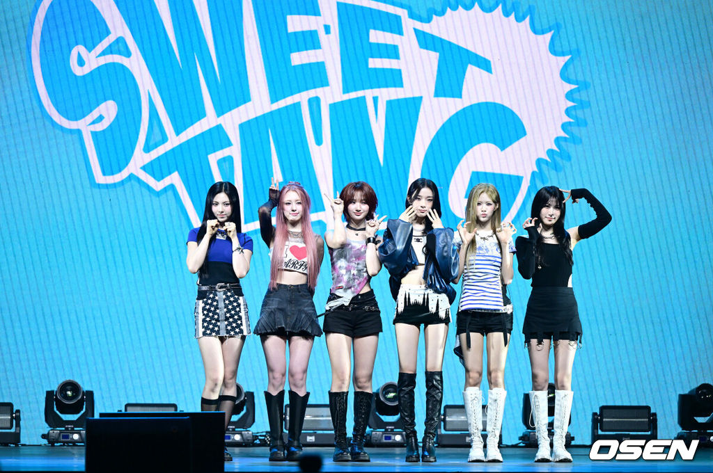 그룹 ifeye(이프아이-카시아, 라희, 원화연, 사샤, 태린, 미유)가 16일 오후 서울 한남동 블루스퀘어 SOL 트래블홀에서 미니 2집 물결 ‘낭’ Pt.2 ‘sweet tang(스윗탱)’을 발매 쇼케이스를 가졌다.이번 앨범 타이틀곡 ‘r u ok?’는 ifeye(이프아이)의 독보적인 멋스러움을 담아낸 노래로, 파워풀한 댄스곡 같으면서도 그 이면에 섬세한 악기 구성과 정교하게 설계된 그루브가 담겨 있어 리스너들의 귀를 사로잡을 것으로 기대된다.이프아이 멤버들이 포토타임을 하고 있다. 2025.07.16/ dreamer@osen.co.kr