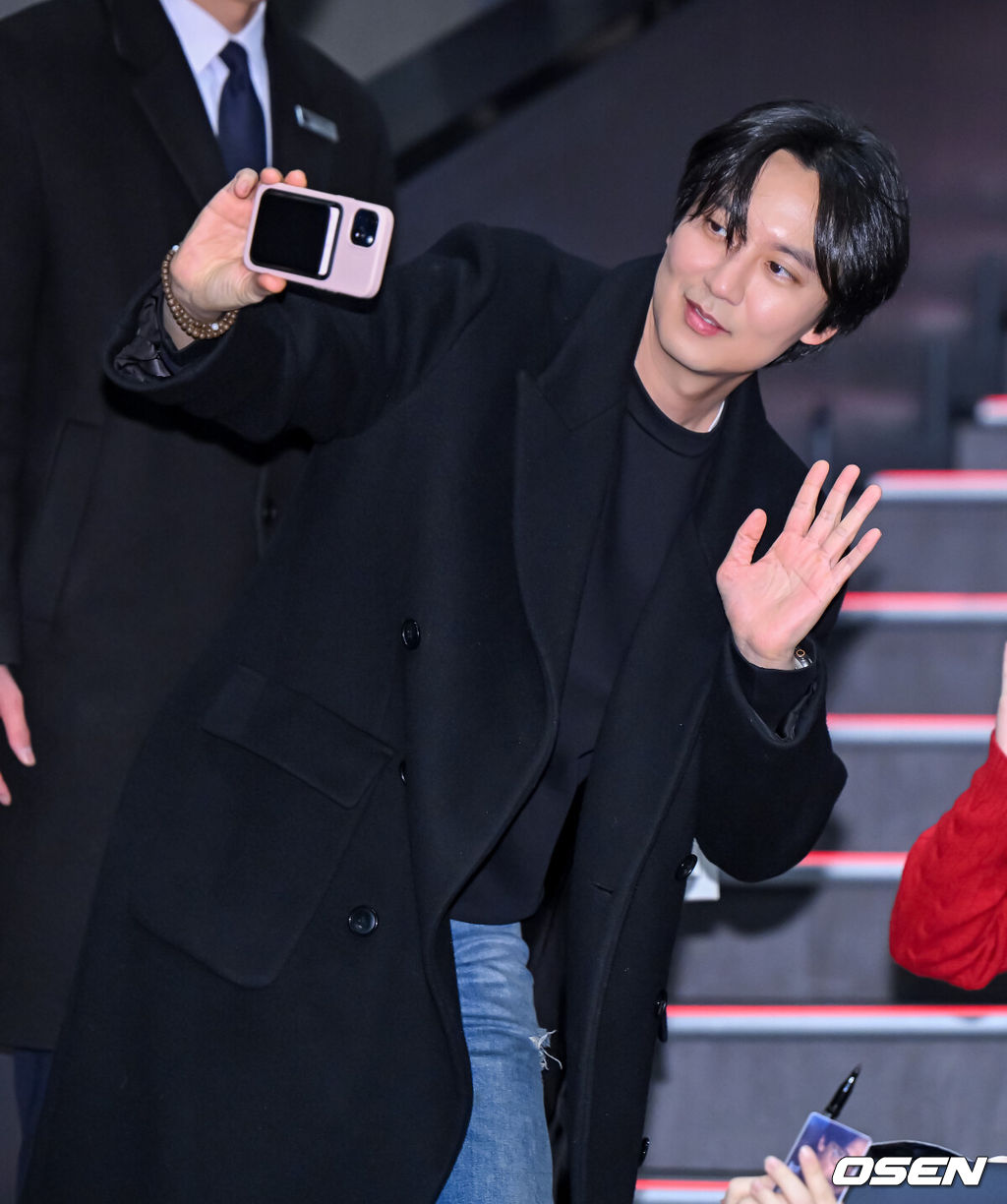 8일 오후 서울 잠실 롯데시네마 월드타워에서 영화 '브로큰' 개봉주 무대인사가 열렸다.'브로큰'은 시체로 돌아온 동생과 사라진 그의 아내, 사건을 예견한 베스트셀러 소설까지, 모든 것이 얽혀버린 그날 밤의 진실을 밝히기 위해 끝까지 달려가는 민태의 분노의 추적을 그린 작품.배우 김남길이 팬과 사진 촬영을 하고 있다. 2025.02.08 / jpnews@osen.co.kr
