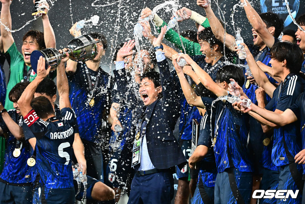 대굴욕이다. 한국축구가 일본에 사상 첫 3연패를 당했다. 홍명보 감독이 이끄는 남자축구대표팀은 15일 오후 7시 24분 용인 미르스타디움에서 개최되는 2025 동아시아축구연맹(EAFF) E-1 챔피언십(동아시안컵) 3차전에서 숙적 일본에게 0-1로 패해 우승컵 탈환에 실패했다. 대회 3승의 일본이 통산 세 번째 우승을 달성했다. 일본은 안방의 한국을 누르고 대회 2연패까지 가져갔다. 한국은 여전히 5회 우승으로 최다우승이지만 2개 대회 연속 일본에 밀렸다. 경기를 마치고 일본 모리야스 하지메 감독이 선수들과 우승을 기뻐하고 있다. 2025.07.15 / jpnews@osen.co.kr