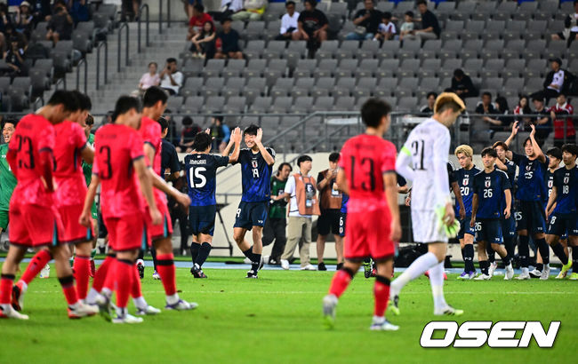 [OSEN=용인, 지형준 기자] 대굴욕이다. 한국축구가 일본에 사상 첫 3연패를 당했다. 홍명보 감독이 이끄는 남자축구대표팀은 15일 오후 7시 24분 용인 미르스타디움에서 개최되는 2025 동아시아축구연맹(EAFF) E-1 챔피언십(동아시안컵) 3차전에서 숙적 일본에게 0-1로 패해 우승컵 탈환에 실패했다. 대회 3승의 일본이 통산 세 번째 우승을 달성했다. 일본은 안방의 한국을 누르고 대회 2연패까지 가져갔다. 한국은 여전히 5회 우승으로 최다우승이지만 2개 대회 연속 일본에 밀렸다. 일본 선수들이 우승을 기뻐하고 있다. 2025.07.15 / jpnews@osen.co.kr