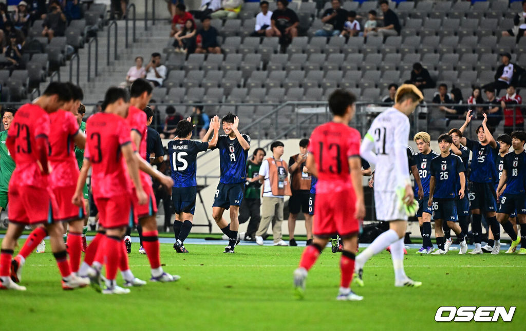 대굴욕이다. 한국축구가 일본에 사상 첫 3연패를 당했다. 홍명보 감독이 이끄는 남자축구대표팀은 15일 오후 7시 24분 용인 미르스타디움에서 개최되는 2025 동아시아축구연맹(EAFF) E-1 챔피언십(동아시안컵) 3차전에서 숙적 일본에게 0-1로 패해 우승컵 탈환에 실패했다. 대회 3승의 일본이 통산 세 번째 우승을 달성했다. 일본은 안방의 한국을 누르고 대회 2연패까지 가져갔다. 한국은 여전히 5회 우승으로 최다우승이지만 2개 대회 연속 일본에 밀렸다. 일본 선수들이 우승을 기뻐하고 있다. 2025.07.15 / jpnews@osen.co.kr