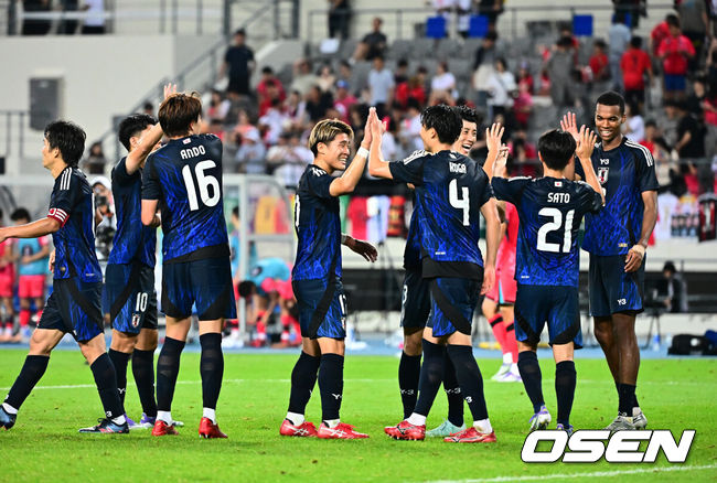 [OSEN=용인, 지형준 기자] 대굴욕이다. 한국축구가 일본에 사상 첫 3연패를 당했다. 홍명보 감독이 이끄는 남자축구대표팀은 15일 오후 7시 24분 용인 미르스타디움에서 개최되는 2025 동아시아축구연맹(EAFF) E-1 챔피언십(동아시안컵) 3차전에서 숙적 일본에게 0-1로 패해 우승컵 탈환에 실패했다. 대회 3승의 일본이 통산 세 번째 우승을 달성했다. 일본은 안방의 한국을 누르고 대회 2연패까지 가져갔다. 한국은 여전히 5회 우승으로 최다우승이지만 2개 대회 연속 일본에 밀렸다. 일본 선수들이 우승을 기뻐하고 있다. 2025.07.15 / jpnews@osen.co.kr