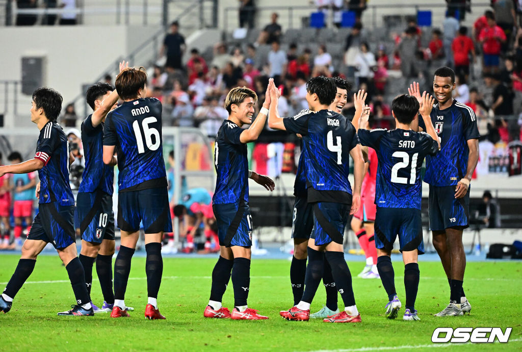 대굴욕이다. 한국축구가 일본에 사상 첫 3연패를 당했다. 홍명보 감독이 이끄는 남자축구대표팀은 15일 오후 7시 24분 용인 미르스타디움에서 개최되는 2025 동아시아축구연맹(EAFF) E-1 챔피언십(동아시안컵) 3차전에서 숙적 일본에게 0-1로 패해 우승컵 탈환에 실패했다. 대회 3승의 일본이 통산 세 번째 우승을 달성했다. 일본은 안방의 한국을 누르고 대회 2연패까지 가져갔다. 한국은 여전히 5회 우승으로 최다우승이지만 2개 대회 연속 일본에 밀렸다. 일본 선수들이 우승을 기뻐하고 있다. 2025.07.15 / jpnews@osen.co.kr