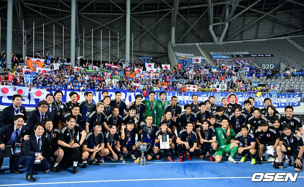 대굴욕이다. 한국축구가 일본에 사상 첫 3연패를 당했다. 홍명보 감독이 이끄는 남자축구대표팀은 15일 오후 7시 24분 용인 미르스타디움에서 개최되는 2025 동아시아축구연맹(EAFF) E-1 챔피언십(동아시안컵) 3차전에서 숙적 일본에게 0-1로 패해 우승컵 탈환에 실패했다. 대회 3승의 일본이 통산 세 번째 우승을 달성했다. 일본은 안방의 한국을 누르고 대회 2연패까지 가져갔다. 한국은 여전히 5회 우승으로 최다우승이지만 2개 대회 연속 일본에 밀렸다. 일본 선수단이 원정 응원단과 우승을 기뻐하고 있다. 2025.07.15 / jpnews@osen.co.kr