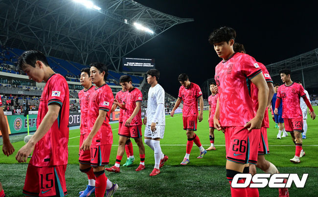 [OSEN=용인, 지형준 기자] 대굴욕이다. 한국축구가 일본에 사상 첫 3연패를 당했다. 홍명보 감독이 이끄는 남자축구대표팀은 15일 오후 7시 24분 용인 미르스타디움에서 개최되는 2025 동아시아축구연맹(EAFF) E-1 챔피언십(동아시안컵) 3차전에서 숙적 일본에게 0-1로 패해 우승컵 탈환에 실패했다. 대회 3승의 일본이 통산 세 번째 우승을 달성했다. 일본은 안방의 한국을 누르고 대회 2연패까지 가져갔다. 한국은 여전히 5회 우승으로 최다우승이지만 2개 대회 연속 일본에 밀렸다. 경기를 마치고 한국 선수들이 패배를 아쉬워하고 있다. 2025.07.15 / jpnews@osen.co.kr