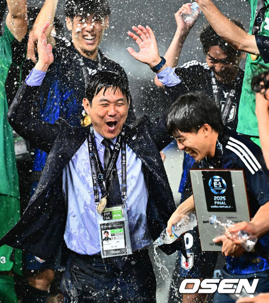 [OSEN=용인, 지형준 기자] 대굴욕이다. 한국축구가 일본에 사상 첫 3연패를 당했다. 홍명보 감독이 이끄는 남자축구대표팀은 15일 오후 7시 24분 용인 미르스타디움에서 개최되는 2025 동아시아축구연맹(EAFF) E-1 챔피언십(동아시안컵) 3차전에서 숙적 일본에게 0-1로 패해 우승컵 탈환에 실패했다. 대회 3승의 일본이 통산 세 번째 우승을 달성했다. 일본은 안방의 한국을 누르고 대회 2연패까지 가져갔다. 한국은 여전히 5회 우승으로 최다우승이지만 2개 대회 연속 일본에 밀렸다. 경기를 마치고 일본 모리야스 하지메 감독이 선수들과 우승을 기뻐하고 있다. 2025.07.15 / jpnews@osen.co.kr