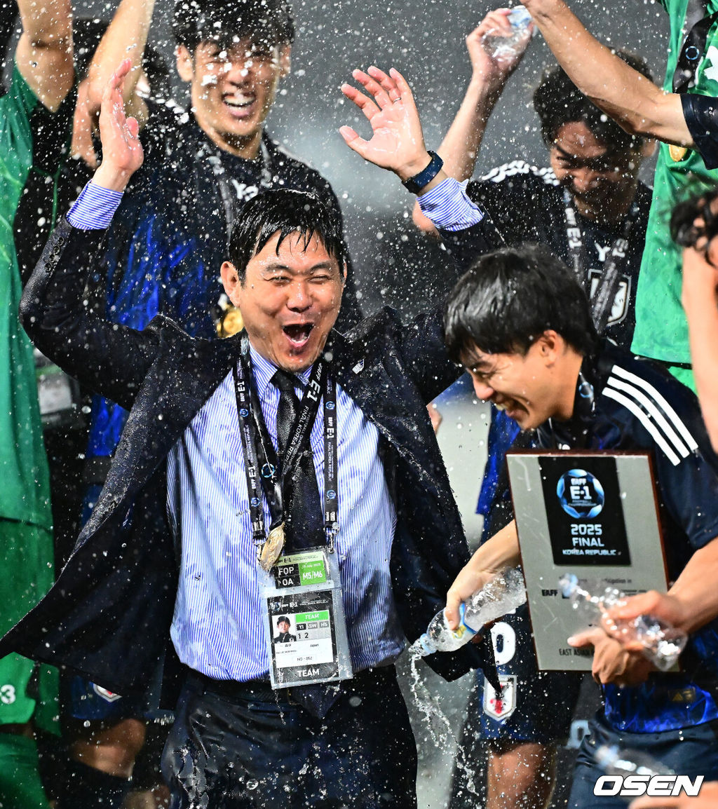 대굴욕이다. 한국축구가 일본에 사상 첫 3연패를 당했다. 홍명보 감독이 이끄는 남자축구대표팀은 15일 오후 7시 24분 용인 미르스타디움에서 개최되는 2025 동아시아축구연맹(EAFF) E-1 챔피언십(동아시안컵) 3차전에서 숙적 일본에게 0-1로 패해 우승컵 탈환에 실패했다. 대회 3승의 일본이 통산 세 번째 우승을 달성했다. 일본은 안방의 한국을 누르고 대회 2연패까지 가져갔다. 한국은 여전히 5회 우승으로 최다우승이지만 2개 대회 연속 일본에 밀렸다. 경기를 마치고 일본 모리야스 하지메 감독이 선수들과 우승을 기뻐하고 있다. 2025.07.15 / jpnews@osen.co.kr