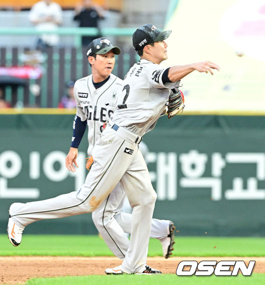 [OSEN=인천, 김성락 기자] 7회말 1사 1루 SSG 정준재의 병살타 때 유격수 심우준이 1루주자 박성한을 포스아웃 시킨 뒤 1루로 송구하고 있다. 2025.06.28 / ksl0919@osen.co.kr