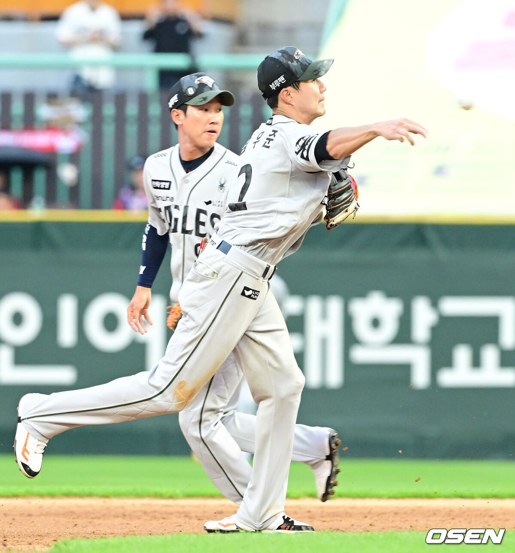 7회말 1사 1루 SSG 정준재의 병살타 때 유격수 심우준이 1루주자 박성한을 포스아웃 시킨 뒤 1루로 송구하고 있다. 2025.06.28 / ksl0919@osen.co.kr