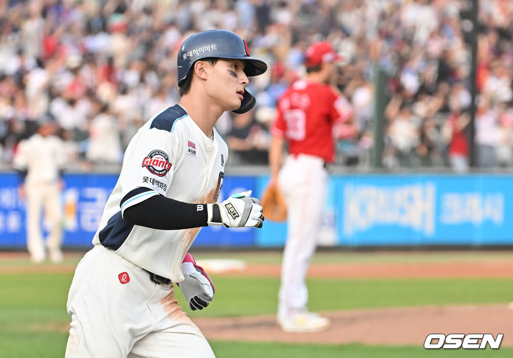 1일 부산 사직야구장에서 2025 신한 SOL 뱅크 KBO 리그 롯데 자이언츠와 SSG 랜더스의 경기가 열렸다. 홈팀 롯데는 이민석이, 방문팀 SSG는 앤더슨이 선발 출전했다.롯데 자이언츠 윤동희가 4회말 좌월 솔로 홈런을 치고 그라운드를 돌고 있다. 2025.06.01 / foto0307@osen.co.kr