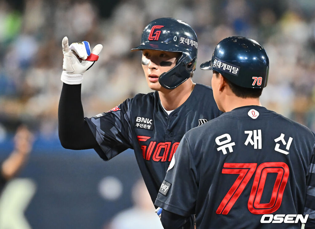 27일 대구삼성라이온즈파크에서 2025 신한 SOL 뱅크 KBO 리그 삼성 라이온즈와 롯데 자이언츠의 경기가 열렸다. 홈팀 삼성은 후라도가, 방문팀 롯데는 감보아가 선발 출전했다. 롯데 자이언츠 윤동희가 8회초 2사 2루 좌중간 1타점 안타를 치고 세리머니를 하고 있다. 2025.05.27 / foto0307@osen.co.kr