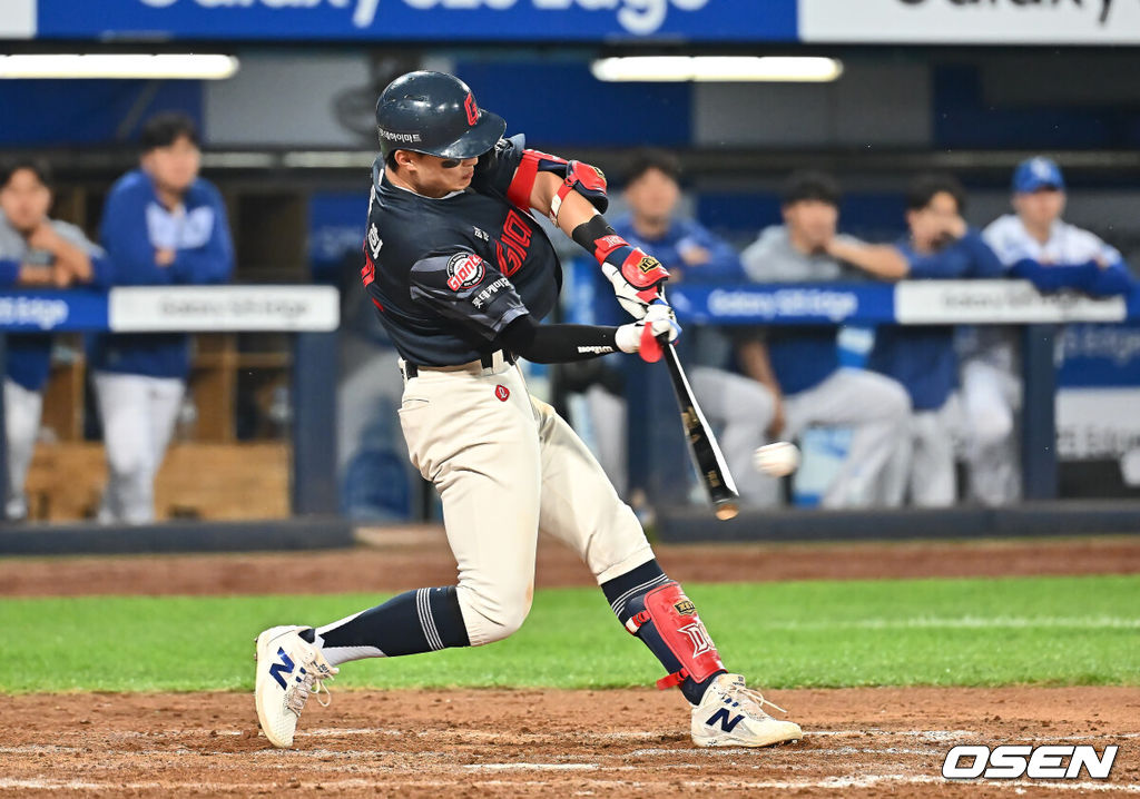 27일 대구삼성라이온즈파크에서 2025 신한 SOL 뱅크 KBO 리그 삼성 라이온즈와 롯데 자이언츠의 경기가 열렸다. 홈팀 삼성은 후라도가, 방문팀 롯데는 감보아가 선발 출전했다. 롯데 자이언츠 윤동희가 8회초 2사 2루 좌중간 1타점 안타를 치고 있다. 2025.05.27 / foto0307@osen.co.kr