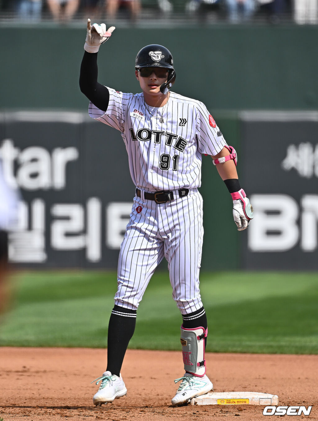 18일 부산 사직야구장에서 2025 신한 SOL 뱅크 KBO 리그 롯데 자이언츠와 삼성 라이온즈의 경기가 열렸다. 홈팀 롯데는 데이비슨, 방문팀 삼성은 이승현이 선발 출전했다.롯데 자이언츠 윤동희가 4회말 1사 우중간 2루타를 치고 세리머니를 하고 있다. 2025.05.18 / foto0307@osen.co.kr
