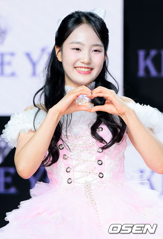 [OSEN=이대선 기자] 9일 오후 서울 일지아트홀에서 트로트 가수 김태연 첫 번째 정규앨범 '설레임' 발매기념 쇼케이스가 열렸다.김태연의 첫 번째 정규앨범 ‘설레임’은 깊어진 감성과 더욱 단단해진 보컬로 돌아온 김태연의 진심이 담긴 작품이다. 가수 김태연이 포토타임을 하고 있다. 2025.04.09 /sunday@osen.co.kr