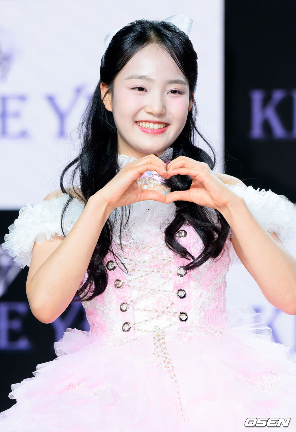9일 오후 서울 일지아트홀에서 트로트 가수 김태연 첫 번째 정규앨범 '설레임' 발매기념 쇼케이스가 열렸다.김태연의 첫 번째 정규앨범 ‘설레임’은 깊어진 감성과 더욱 단단해진 보컬로 돌아온 김태연의 진심이 담긴 작품이다. 가수 김태연이 포토타임을 하고 있다. 2025.04.09 /sunday@osen.co.kr
