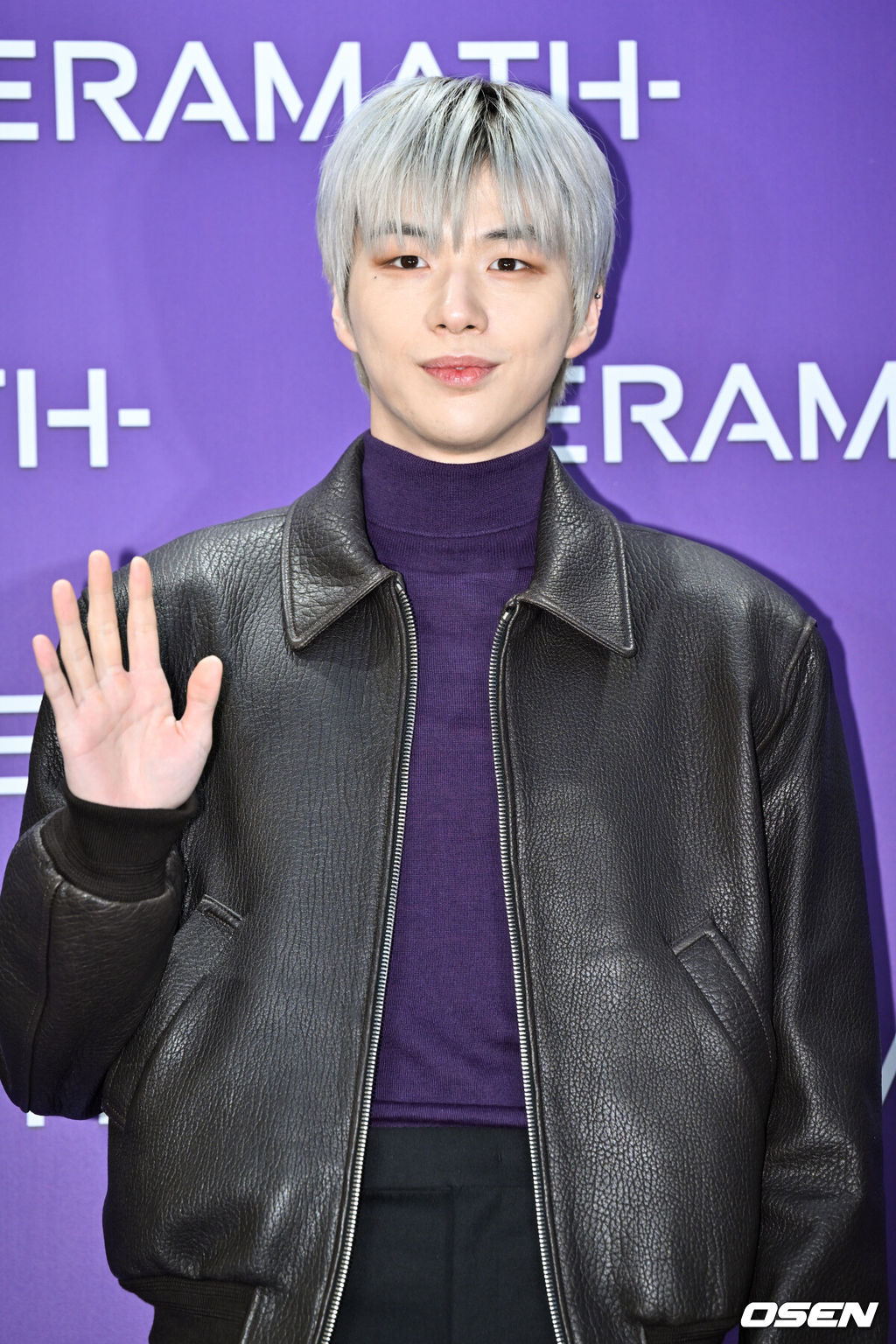 22일 서울 강남구 한 뷰티 디바이스 브랜드의 플래그십 스토어에서 오픈 기념 포토월 행사가 열렸다.이날 행사에는 티파니, 권유리, 강다니엘, 고준희, 수현, 이주연, 효민, 장희진, 엑소 찬열, 박효신, 김재중, 전혜빈, 다샤 타란이 참석했다.강다니엘이 포즈를 취하고 있다. 2024.11.22 /cej@osen.co.kr