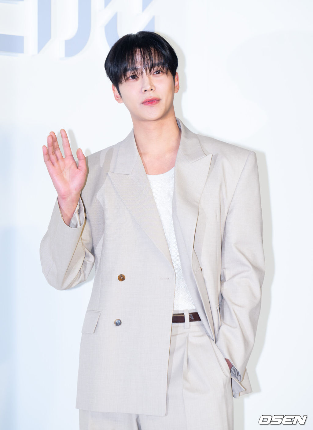 26일 오후 서울 성수동 XYZ SEOUL에서 한 뷰티브랜드의 신제품 출시 기념 팝업 포토월 행사가 열렸다. 이날 행사에는 걸그룹 미야오, 레드벨벳 슬기, 빈지노, 코드 쿤스트 모델 홍태준, 곽지영&김원중 부부, 배우 변요한, 남윤수, 원지안, 로운, 이동욱, 배두나가 참석했다. 배우 로운이 포즈를 취하고 있다. 2025.03.26 / ksl0919@osen.co.kr