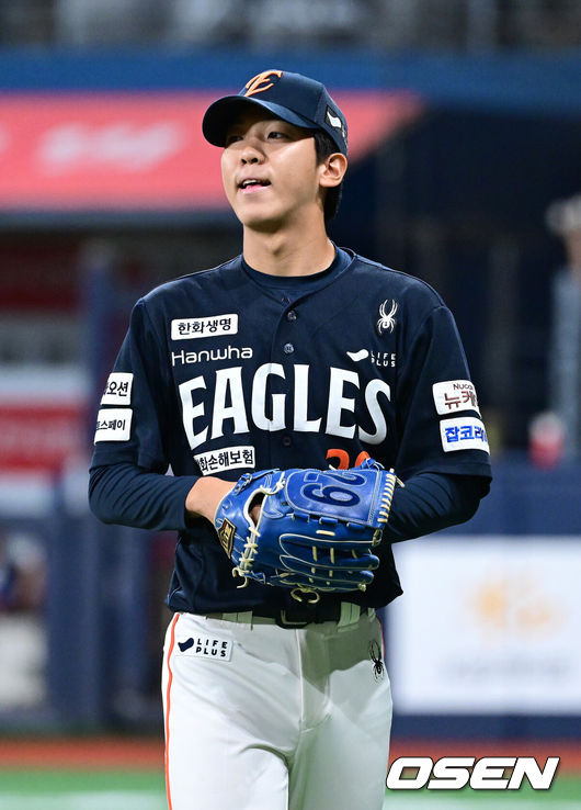 [OSEN=고척, 최규한 기자] 5일 서울 고척스카이돔에서 ‘2025 신한 SOL Bank KBO리그’ 키움 히어로즈와 한화 이글스의 경기가 열렸다.홈팀 키움은 라클란 웰스, 방문팀 한화는 류현진을 선발로 내세웠다.6회말 2사 1, 2루 상황 키움 송성문을 외야 뜬공으로 이끌며 실점없이 이닝을 막아낸 한화 투수 황준서가 더그아웃으로 향하고 있다. 2025.07.05 / 