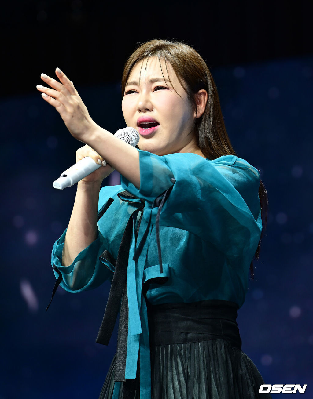 11일 오후 서울 스카이아트홀 가수 송가인의 정규 4집 앨범 발매 기념 쇼케이스 행사가 열렸다. 이번 4집 앨범은 기존 정통 트로트 뿐 아니라 발랃, 모던 가요 등 장르의 곡들로 가득 채웠다. 더블 타이틀곡 '아사달'과 '눈물이 난다'를 비롯해 직접 작사에 참여한 '평생' 등 총 9곡을 담았다.가수 송가인이 멋진 공연을 펼치고 있다.  2025.02.11 / ksl0919@osen.co.kr  