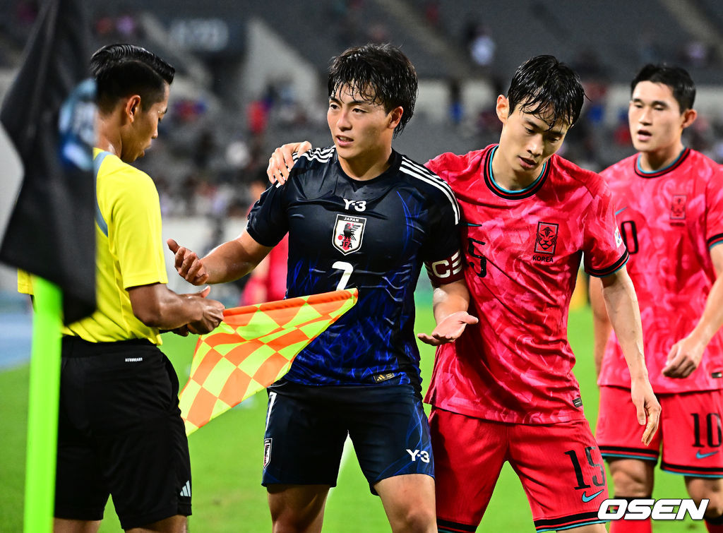 홍명보 감독이 이끄는 남자축구대표팀이 15일 오후 용인 미르스타디움에서 2025 동아시아축구연맹(EAFF) E-1 챔피언십(동아시안컵) 3차전 일본과 경기를 가졌다. 한국은 1차전서 중국을 3-0, 2차전서 홍콩을 2-0으로 완파했다. 하지만 일본이 1차전서 홍콩을 6-1, 2차전서 중국을 2-0으로 이겼다. 골득실 +7의 일본이 +5의 한국을 누르고 조 선두인 상황이다. 나란히 2승을 거둔 한국과 일본은 대회 우승컵을 놓고 격돌한다. 전반 한국 김문환이 일본 소마에 밀려 넘어지며 항의하는 소마를 말리고 있다. 2025.07.15 / jpnews@osen.co.kr