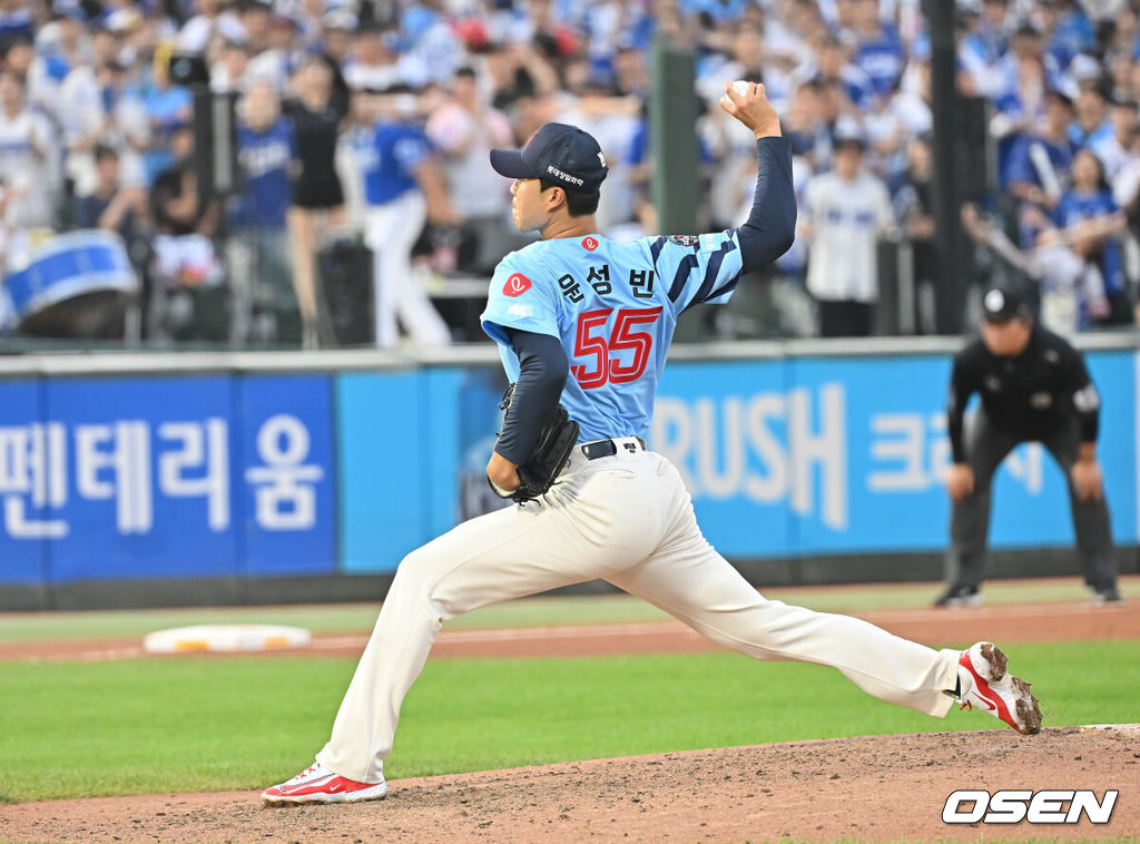 22일 부산 사직야구장에서 2025 신한 SOL 뱅크 KBO 리그 롯데 자이언츠와 삼성 라이온즈의 경기가 열렸다. 홈팀 롯데는 박세웅이, 방문팀 삼성은 원태인이 선발 출전했다.롯데 자이언츠 윤성빈이 역투하고 있다. 2025.06.22 / foto0307@osen.co.kr
