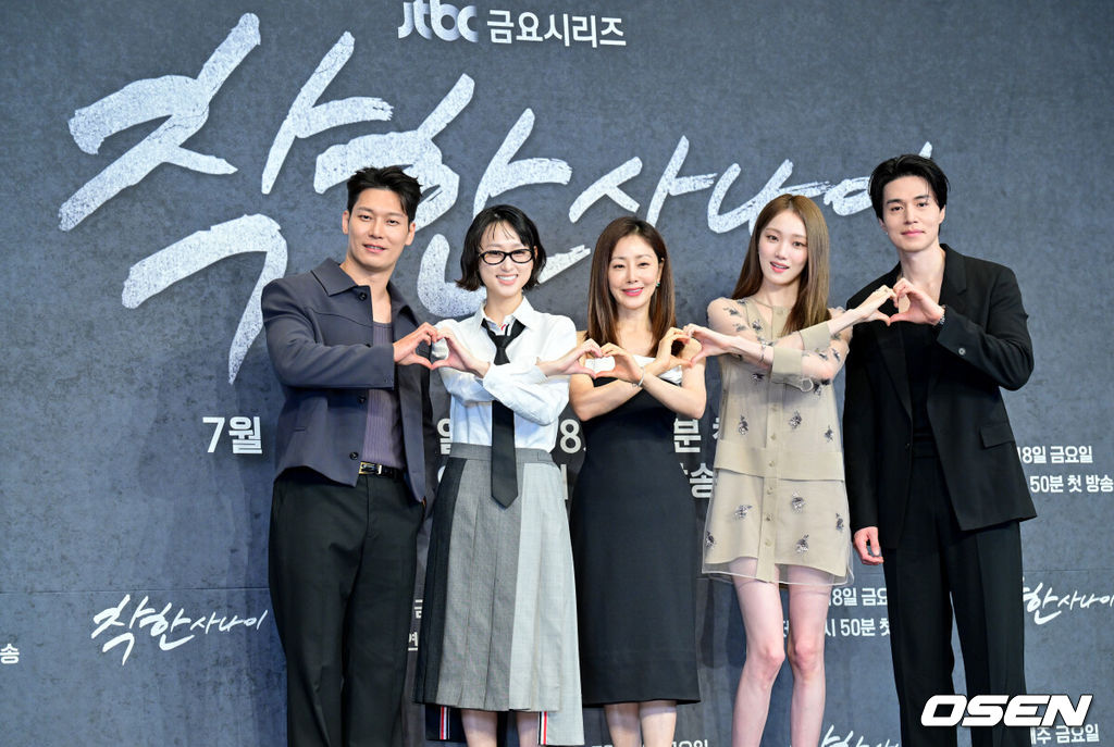 JTBC 새 금요시리즈 ‘착한 사나이’ 제작발표회가 14일 서울 구로구 한 연회장에서 열렸다.‘착한 사나이’(연출 송해성·박홍수, 극본 김운경·김효석, 제공 SLL, 제작 하이브미디어코프·하이그라운드)는 3대 건달 집안의 장손이자 의외의 순정을 품은 박석철과 가수를 꿈꾸는 그의 첫사랑 강미영이 펼치는 감성 누아르다.배우 박훈, 류혜영, 오나라, 이성경, 이동욱이 포즈를 취하고 있다. 2025.07.14/cej@osen.co.kr