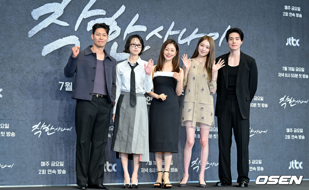 JTBC 새 금요시리즈 ‘착한 사나이’ 제작발표회가 14일 서울 구로구 한 연회장에서 열렸다.‘착한 사나이’(연출 송해성·박홍수, 극본 김운경·김효석, 제공 SLL, 제작 하이브미디어코프·하이그라운드)는 3대 건달 집안의 장손이자 의외의 순정을 품은 박석철과 가수를 꿈꾸는 그의 첫사랑 강미영이 펼치는 감성 누아르다.배우 박훈, 류혜영, 오나라, 이성경, 이동욱이 포즈를 취하고 있다. 2025.07.14/cej@osen.co.kr