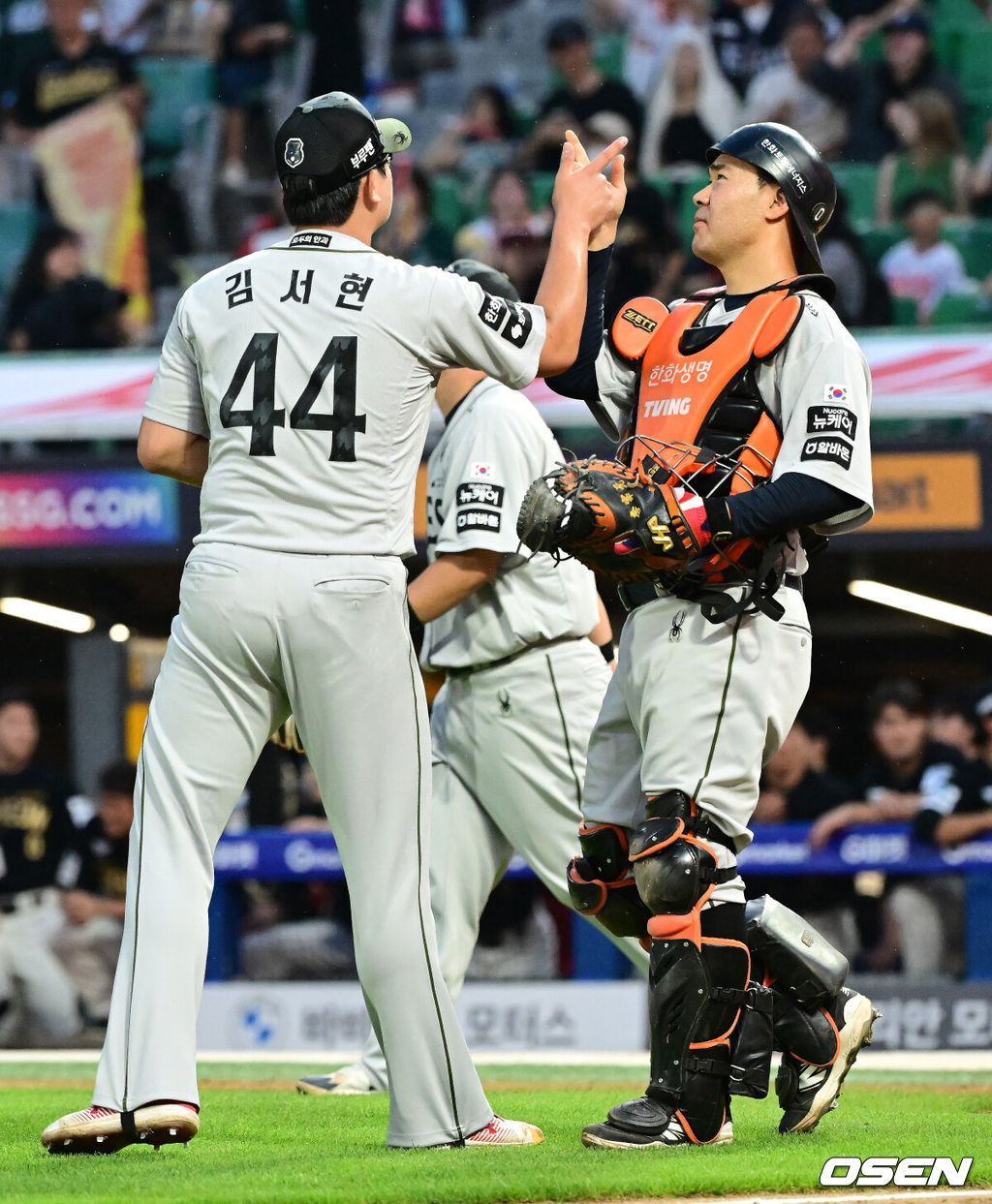 프로야구 한화 이글스가 에이스 맞대결에서 짜릿한 역전승을 거뒀다. 한화는 28일 인천 SSG랜더스필드에서 열린 ‘2025 신한은행 SOL Bank KBO리그’ SSG 랜더스와의 경기에서 5-2로 승리했다. 한화는 이날 승리로 주말 3연전 1승 1패 균형을 맞췄다.승리가 확정된 순간 한화 김서현, 이재원이 기쁨을 나누고 있다. 2025.06.28 /