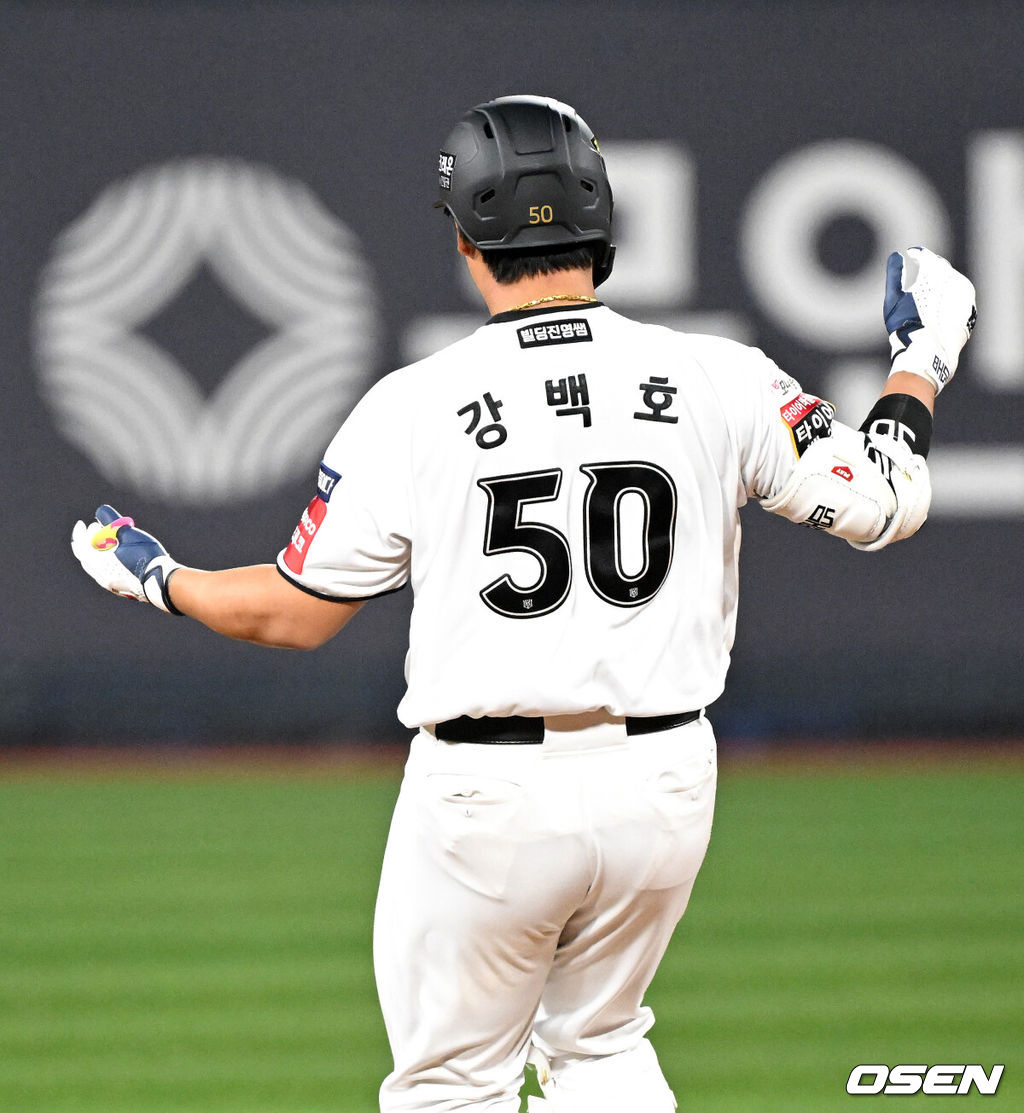 11일 오후 수원 KT위즈파크에서 2025 신한 SOL Bank KBO리그 KT 위즈와 삼성 라이온즈의 경기가 열렸다.3회말 2사 2루에서 KT 강백호가 우전 적시 2루타를 치고 환호하고 있다. 2025.04.11 /sunday@osen.co.kr