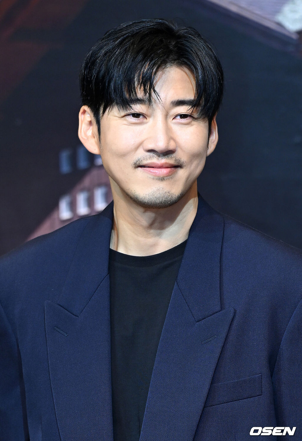 21일 오전 서울 강남구 조선 팰리스 서울 강남에서 넷플릭스 오리지널 시리즈 '아무도 없는 숲속에서' 제작발표회가 열렸다.‘아무도 없는 숲속에서’는 한여름 찾아온 수상한 손님으로 인해, 평온한 일상이 무너지고 걷잡을 수 없는 사건에 휘말리게 되는 사람들의 이야기를 그린 서스펜스 스릴러​다.배우 윤계상이 포토타임을 가지고 있다. 2024.08.21 /sunday@osen.co.kr