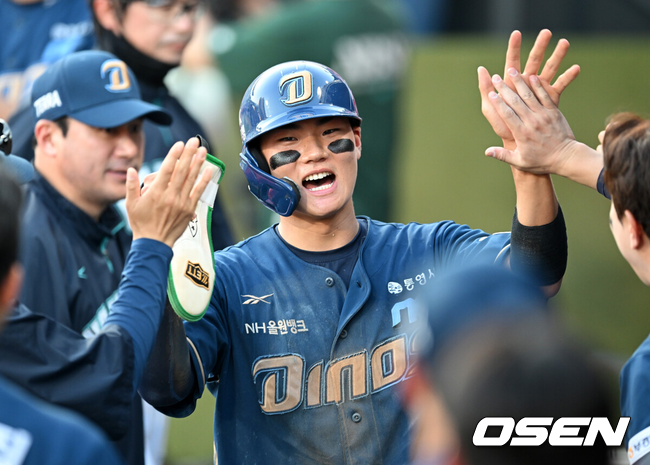 득점에 성공하고 축하를 받는 김주원./OSEN DB
