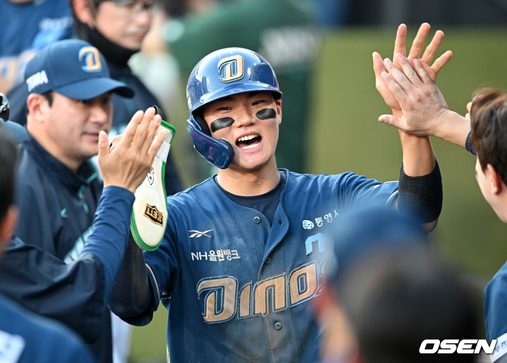 득점에 성공하고 축하를 받는 김주원./OSEN DB