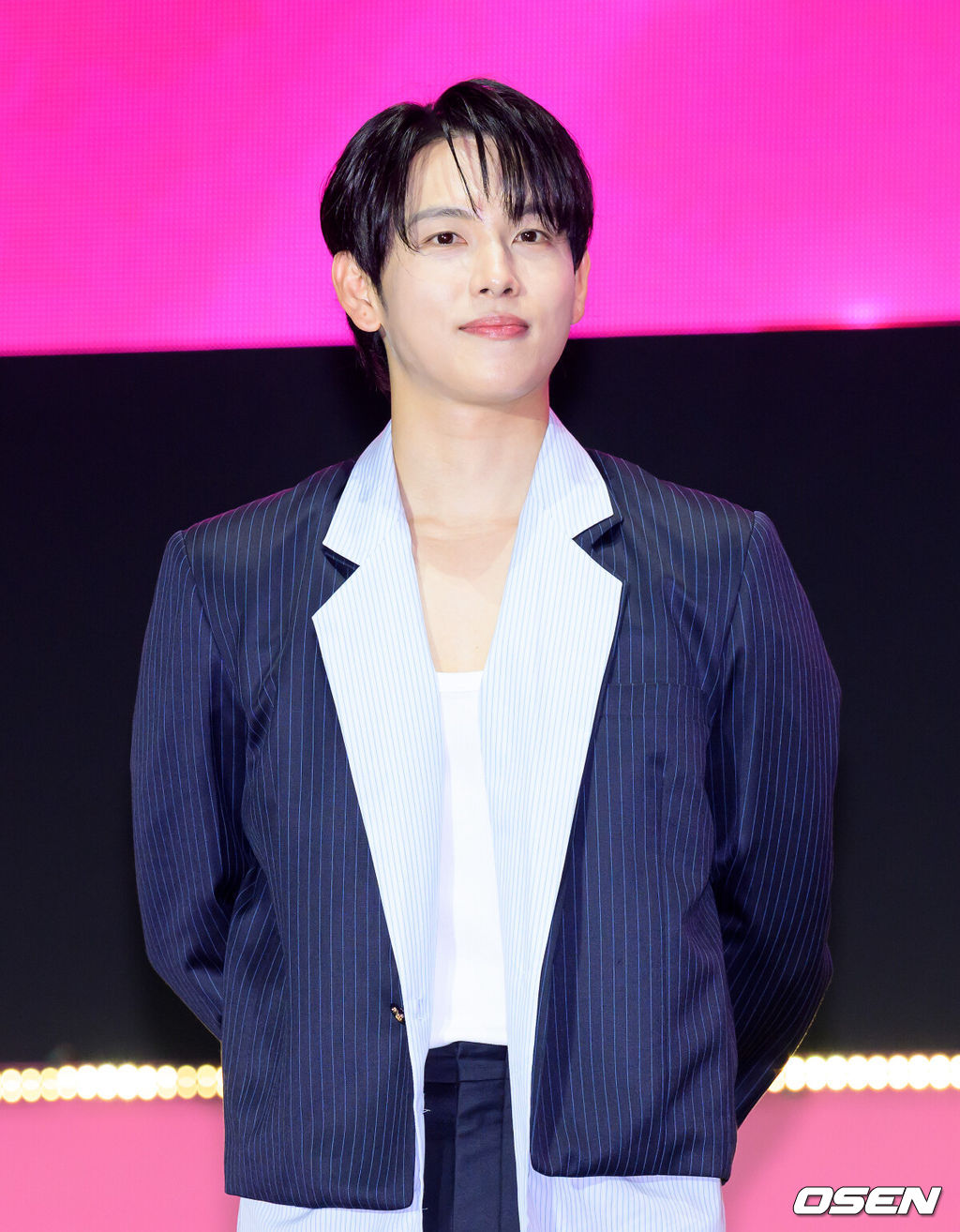 28일 오후 서울 세종대로 일대에서 '오징어게임 3' 피날레 이벤트가 열렸다. 이날 넷플릭스 시리즈 ‘오징어게임’의 황동혁 감독과 이정재, 이병헌을 비롯해 임시완, 강하늘 등 시즌 2·3 출연진이 서울에서 팬들과 만났다. 또 시즌 1 주역 박해수, 정호연, 이유미 등도 참석했다.이번 행사는 서울시와 넷플릭스가 공동 주최하는 '2025 K-콘텐츠 서울여행주간'의 하나로 마련됐다.배우 임시완이 인사를 하고 있다. 2025.06.28 /sunday@osen.co.kr