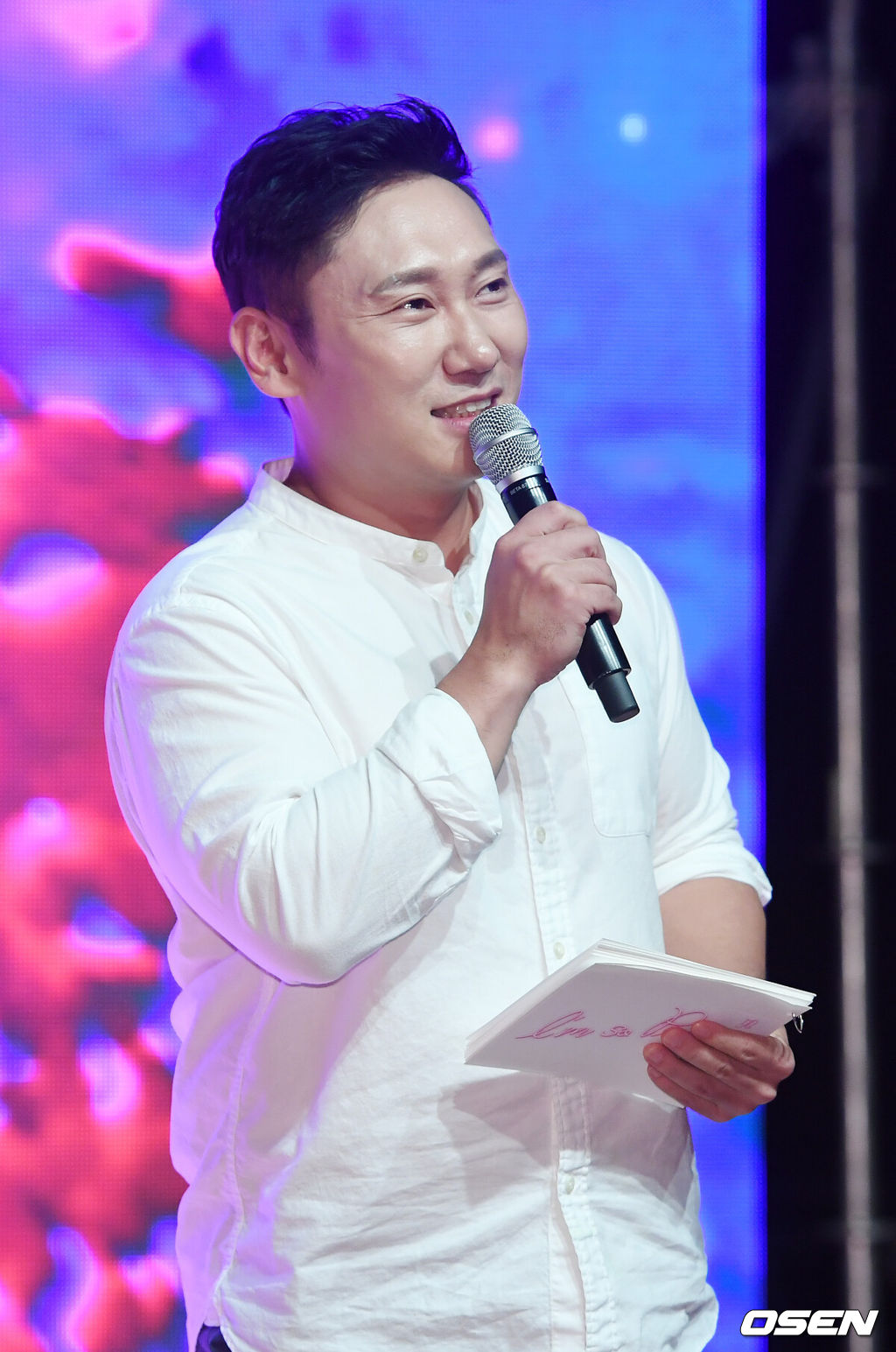 10일 오후 서울 강남구 청담동 일지아트홀에서 그룹 네이처 1st 미니앨범 발매 기념 쇼케이스가 열렸다.개그맨 이상윤이 네이처 쇼케이스 무대를 진행하고 있다./rumi@osen.co.kr