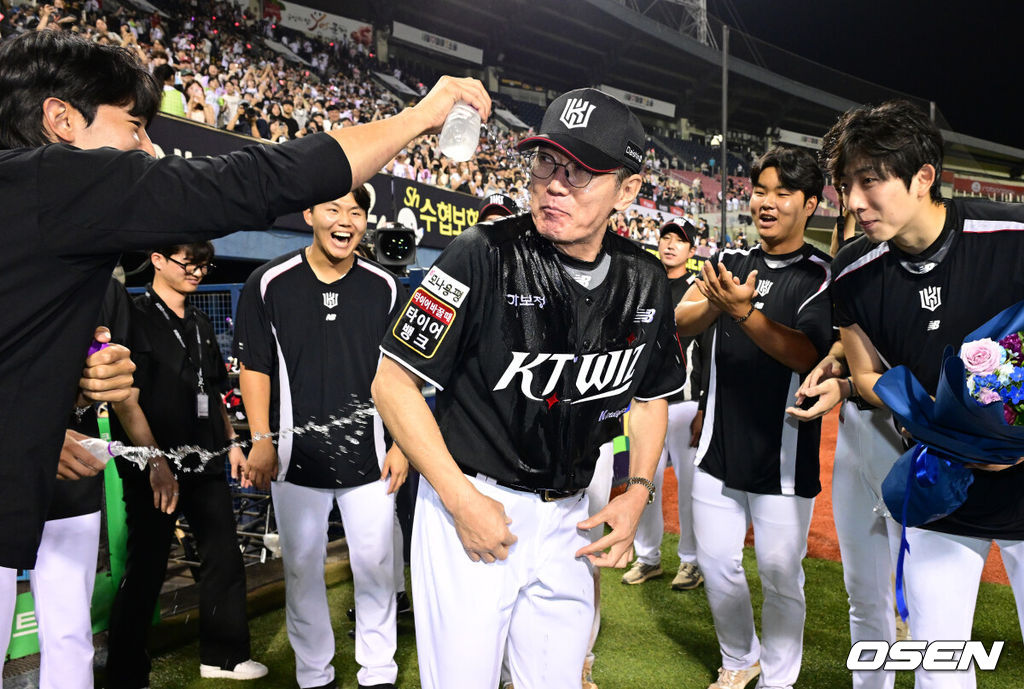 KT 위즈 이강철 감독이 개인 통산 500승을 달성했다.KT는 4일 서울 잠실구장에서 열린 2025 신한 SOL Bank KBO리그 두산 베어스와의 원정 경기에서 6-3 승리를 거뒀다. 오원석은 이날 선발 등판, 6이닝 4피안타 2볼넷 5탈삼진 1실점 퀄리티 스타트로 데뷔 첫 10승 고지를 밟았다. 경기를 마치고 KT 고영표가 이강철 감독에게 물을 뿌리며 통산 500승 달성을 축하해주고 있다. 2025.07.04 /jpnews@osen.co.kr