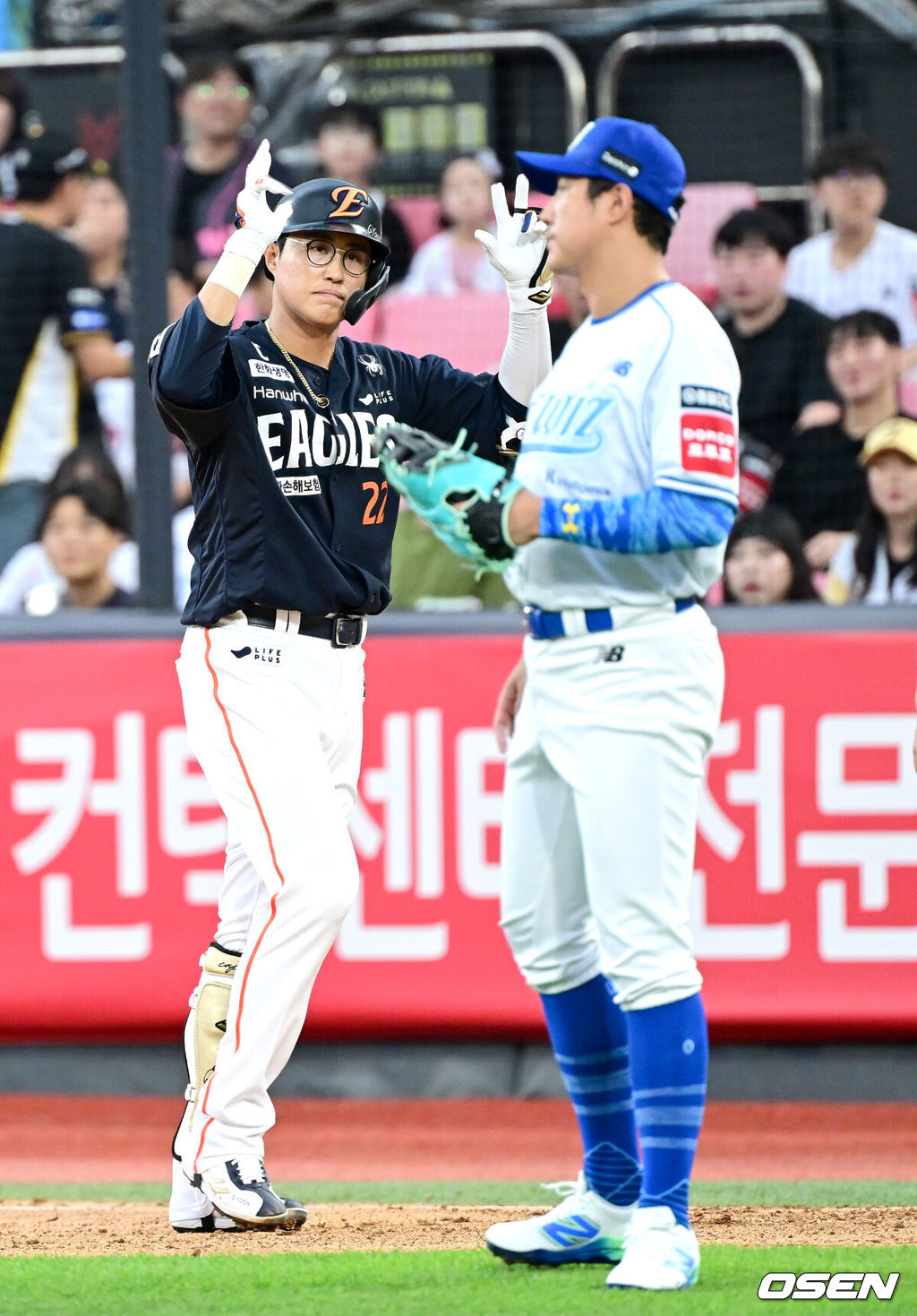 18일 수원 KT위즈파크에서 ‘2025 신한 SOL Bank KBO리그’ KT 위즈와 한화 이글스의 경기가 열렸다.홈팀 KT는 오원석, 방문팀 한화는 코디 폰세를 선발로 내세웠다.3회초 2사 2루 상황 한화 채은성이 달아나는 1타점 적시타를 날리고 1루에 안착해 기뻐하고 있다. 2025.07.18 / dreamer@osen.co.kr