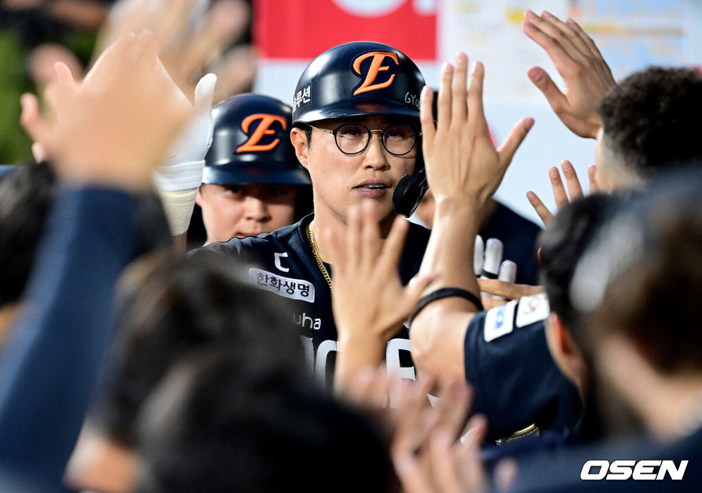 18일 수원 KT위즈파크에서 ‘2025 신한 SOL Bank KBO리그’ KT 위즈와 한화 이글스의 경기가 열렸다.홈팀 KT는 오원석, 방문팀 한화는 코디 폰세를 선발로 내세웠다.5회초 2사 1루 상황 한화 채은성이 달아나는 좌월 투런포를 날리고 홈을 밟은 뒤 더그아웃 동료들과 인사를 나누고 있다. 2025.07.18 / dreamer@osen.co.kr