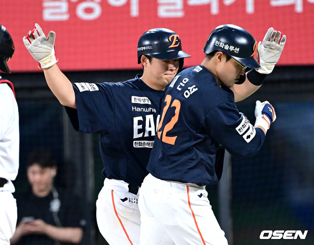 18일 수원 KT위즈파크에서 ‘2025 신한 SOL Bank KBO리그’ KT 위즈와 한화 이글스의 경기가 열렸다.홈팀 KT는 오원석, 방문팀 한화는 코디 폰세를 선발로 내세웠다.5회초 2사 1루 상황 한화 채은성이 달아나는 좌월 투런포를 날리고 홈을 밟은 뒤 노시환과 인사를 나누고 있다. 2025.07.18 / dreamer@osen.co.kr