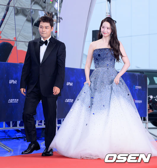[OSEN=이대선 기자] 제4회 청룡시리즈어워즈 레드카펫 및 포토월 행사가 18일 인천 파라다이스시티에서 열렸다.