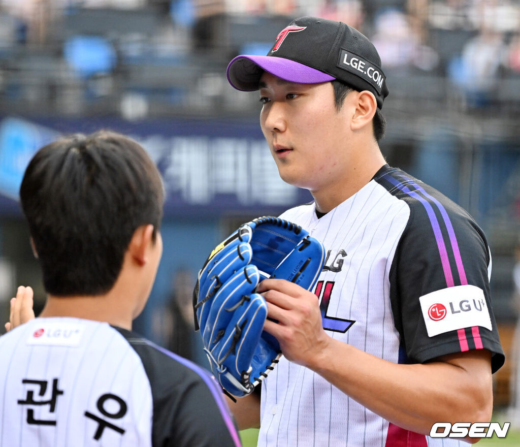18일 오후 서울 잠실구장에서 ‘2025 신한 SOL BANK KBO리그’ LG 트윈스와 롯데 자이언츠의 경기가 열렸다.이날 경기에서 LG는 손주영을, 롯데는 감보아를 선발투수로 내세웠다.2회초를 마친 LG 선발 손주영이 덕아웃으로 향하며 하이파이브를 하고 있다. 2025.07.18 / rumi@osen.co.kr