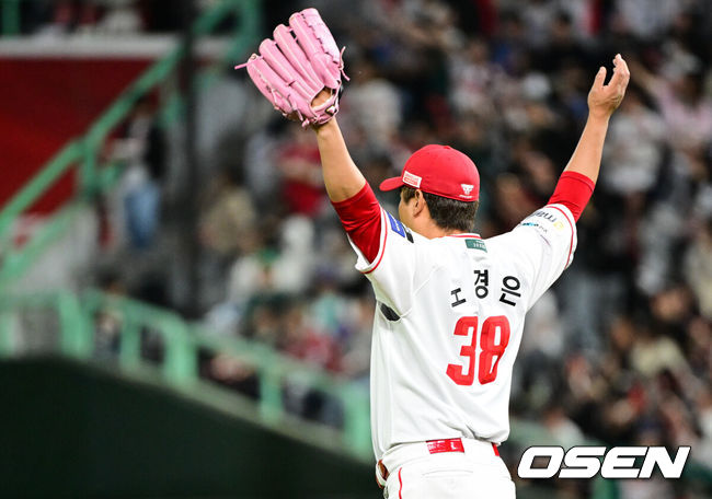 [OSEN=인천, 조은정 기자]30일 오후 인천 SSG랜더스필드에서 2025 신한 SOL Bank KBO리그 SSG 랜더스와 삼성 라이온즈 경기가 열렸다.이날 경기에 SSG는 문승원, 삼성은 원태인을 선발 투수로 내세웠다.9회초 SSG 노경은이 우익수 한유섬이 삼성 선두타자 류지혁의 잘 맞은 타구에 슈퍼캐치를 선보이자 기뻐하고 있다. 2025.04.30 /cej@osen.co.kr