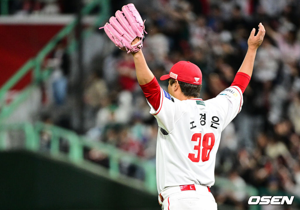 30일 오후 인천 SSG랜더스필드에서 2025 신한 SOL Bank KBO리그 SSG 랜더스와 삼성 라이온즈 경기가 열렸다.이날 경기에 SSG는 문승원, 삼성은 원태인을 선발 투수로 내세웠다.9회초 SSG 노경은이 우익수 한유섬이 삼성 선두타자 류지혁의 잘 맞은 타구에 슈퍼캐치를 선보이자 기뻐하고 있다. 2025.04.30 /cej@osen.co.kr