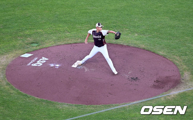 [OSEN=대전, 이대선 기자] 12일 오후 대전 한화생명볼파크에서 2025 신한 SOL뱅크 KBO 올스타전이 열렸다.13년 만에 대전에서 열리는 KBO 올스타전은 드림 올스타와 나눔올스타 대표로 나선 총 30명의 선수가 치열한 승부를 펼친다.1회말 드림올스타 선발투수 박세웅이 역투하고 있다. 2025.07.12 / sunday@osen.co.kr