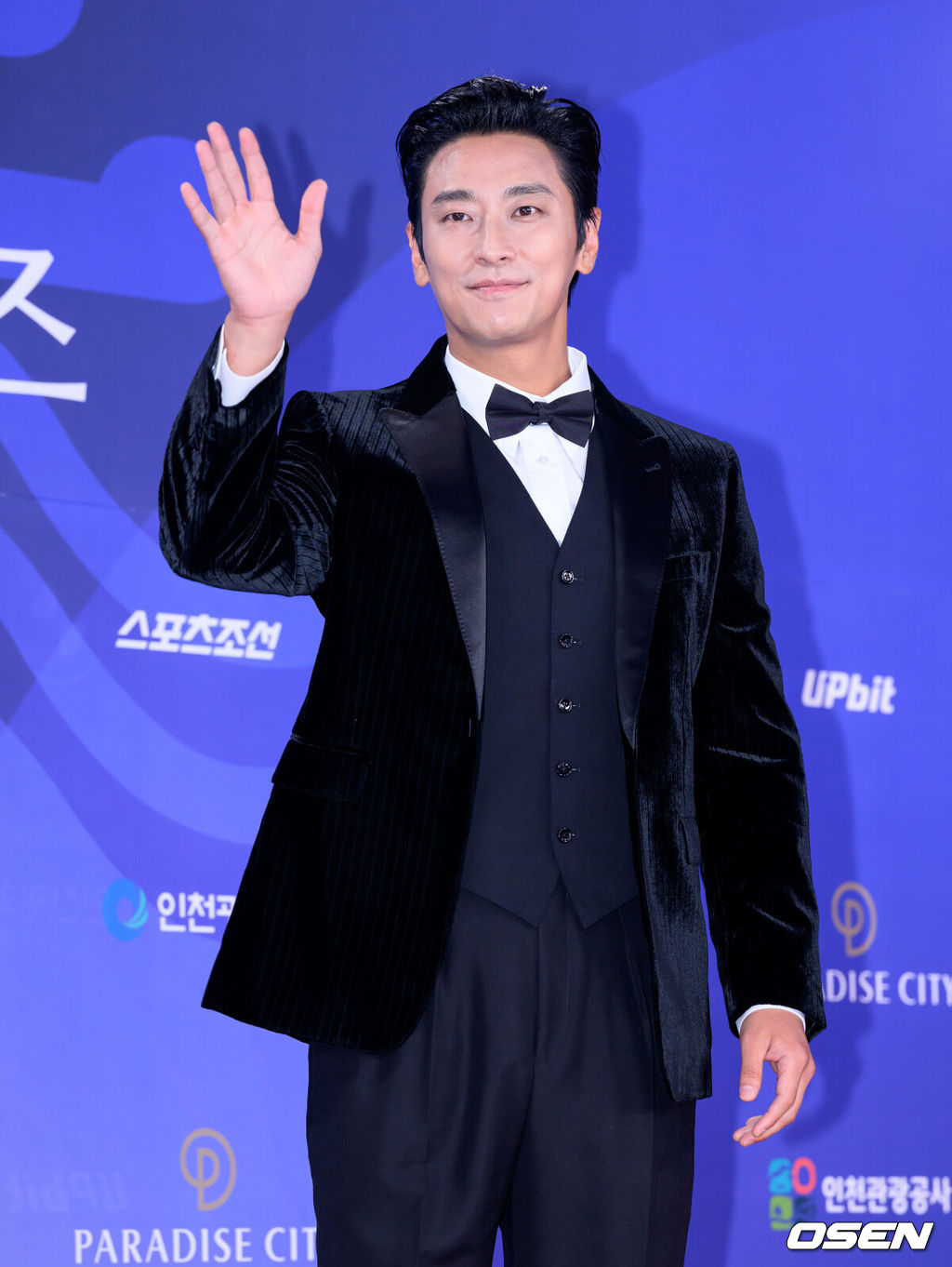 제4회 청룡시리즈어워즈 레드카펫 및 포토월 행사가 18일 인천 파라다이스시티에서 열렸다.청룡시리즈어워즈는 2022년 대한민국 최초로 시도된 오리지널 스트리밍 시리즈를 대상으로 하는 시상식이다. 사회는 전현무와 임윤아로 4년 연속 호흡을 맞춘다.배우 주지훈이 레드카펫을 밟고 있다. 2025.07.18 /sunday@osen.co.kr