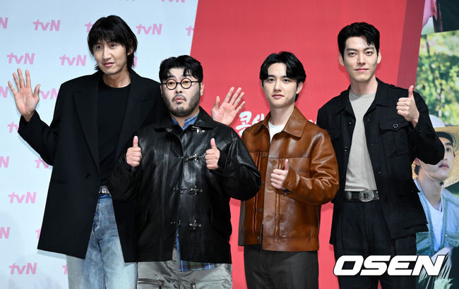 [OSEN=조은정 기자]11일 서울 강남구 엘리에나호텔에서 tvN '콩 심은 데 콩 나고 팥 심은 데 팥 난다' 제작발표회가 열렸다.배우 이광수, 김기방, 도경수, 김우빈이 포즈를 취하고 있다. 2023.10.11 /cej@osen.co.kr