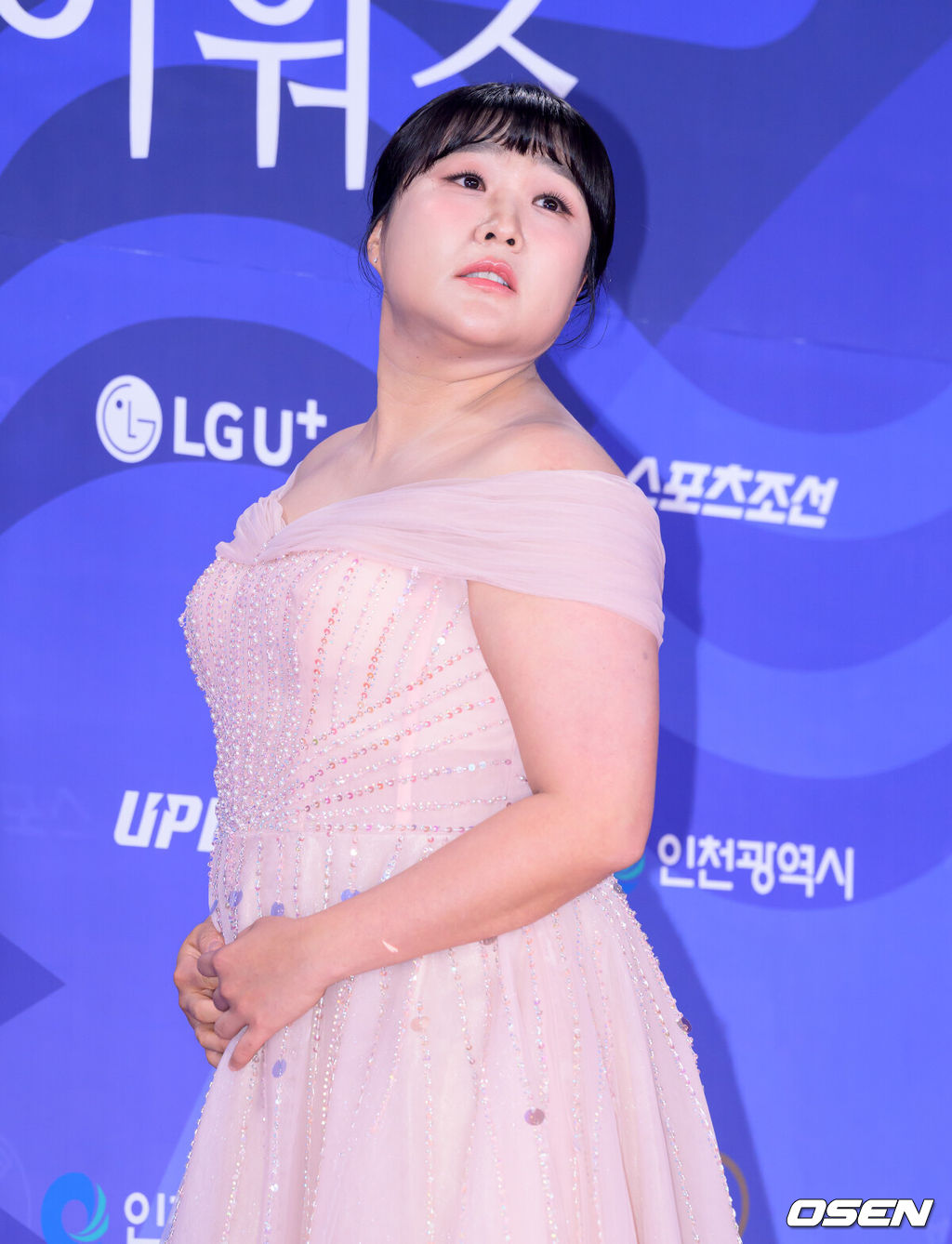 제4회 청룡시리즈어워즈 레드카펫 및 포토월 행사가 18일 인천 파라다이스시티에서 열렸다.청룡시리즈어워즈는 2022년 대한민국 최초로 시도된 오리지널 스트리밍 시리즈를 대상으로 하는 시상식이다. 사회는 전현무와 임윤아로 4년 연속 호흡을 맞춘다.개그우먼 이수지가 레드카펫을 밟고 있다. 2025.07.18 /sunday@osen.co.kr  